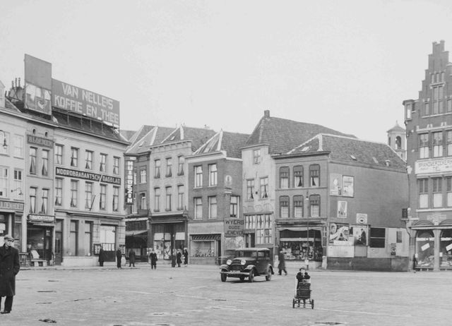 De hoek van de Markt met De Moriaan en buurpand in 1937