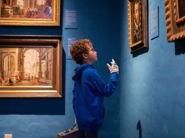 Jongen genaamd Rick die naar de schilderijen kijkt in het Museum Prinsenhof Delft