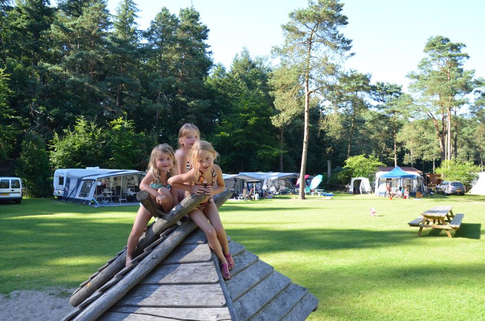 Kinderen in speeltuin Camping Samoza