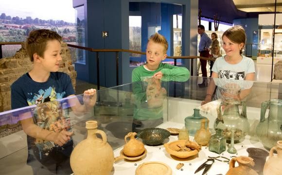Kinderen bij Romeinse vondsten in het Limburgs museum
