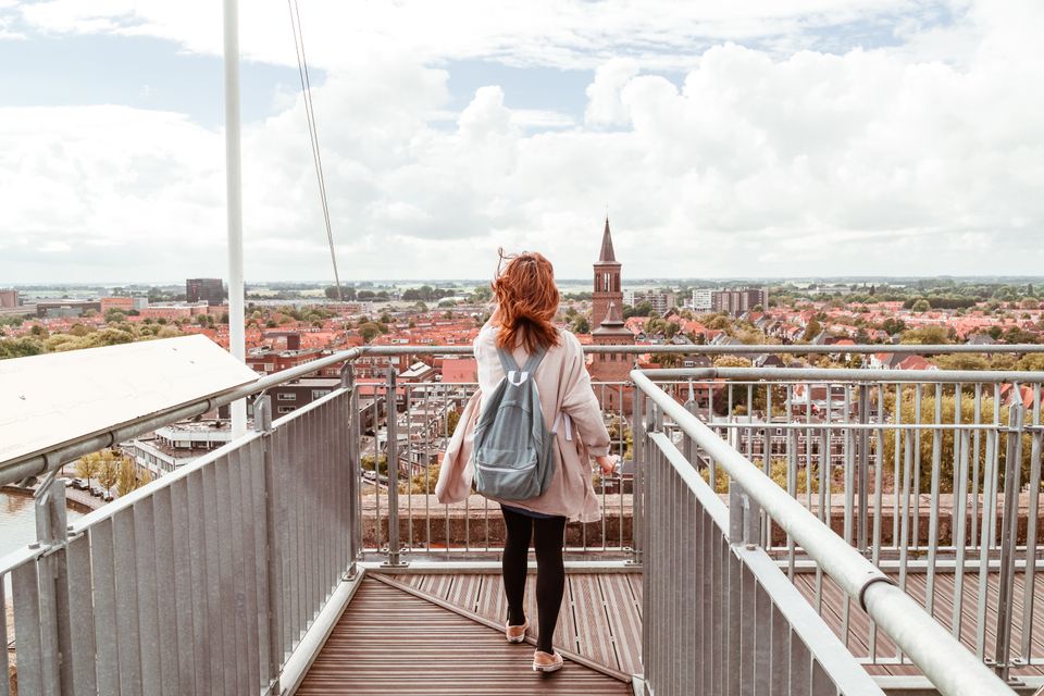 Vrouw uitzicht op Leeuwarden Friesland