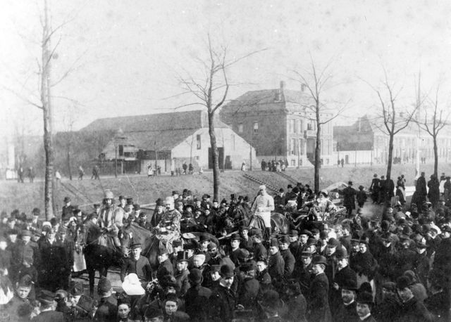 Drukte tijdens de optocht van 1892 foto Erfgoed ’s-Hertogenbosch, nr. 56589