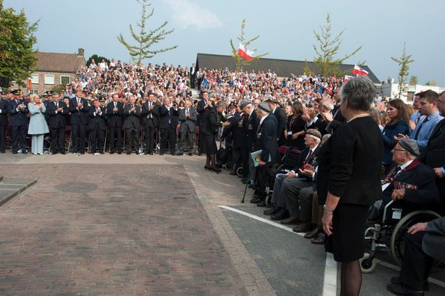 Poolse veteranen krijgen bij de jaarlijkse herdenking in 2014 een staande ovatie van het publiek, koning Willem-Alexander en de Poolse president Komorowski.