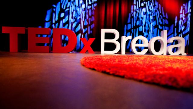 Foto van het logo van TEDxBreda op een podium