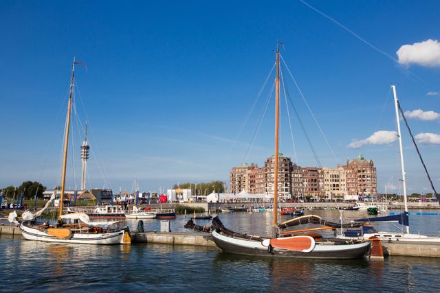 In het hart van de voormalige Zuiderzee is een nieuwe haven verrezen: Bataviahaven bij Lelystad. Een ideale aanloophaven voor uw (zeil)schip en de charter- en passagiersvaart, met alle denkbare faciliteiten en tal van attracties in de directe omgeving.