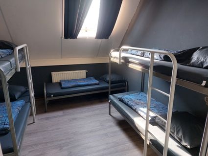 Eines von 13 Schlafzimmern in De Boerderij. Es gibt Schlafzimmer für 4 bis 8 Personen.