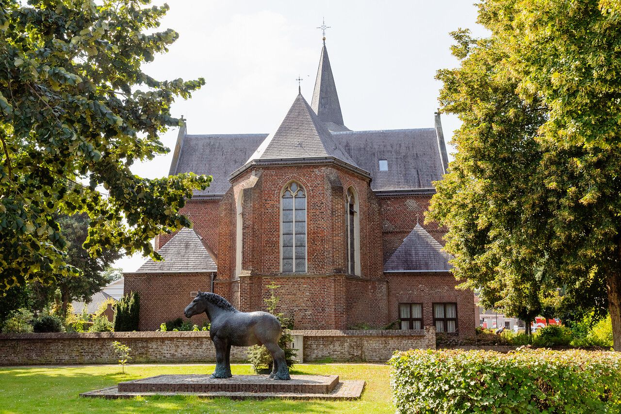 Clemenskerk met beeld 'Het Nederlandse Trekpaard'