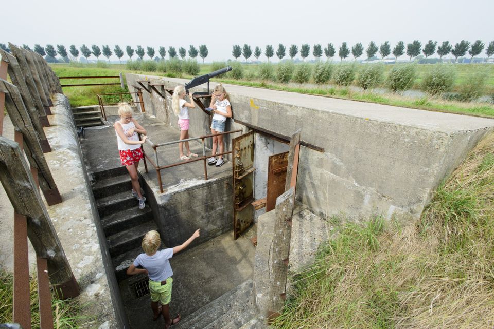 Fort bij Spijkerboor boven op het fort bij trap met kinderen