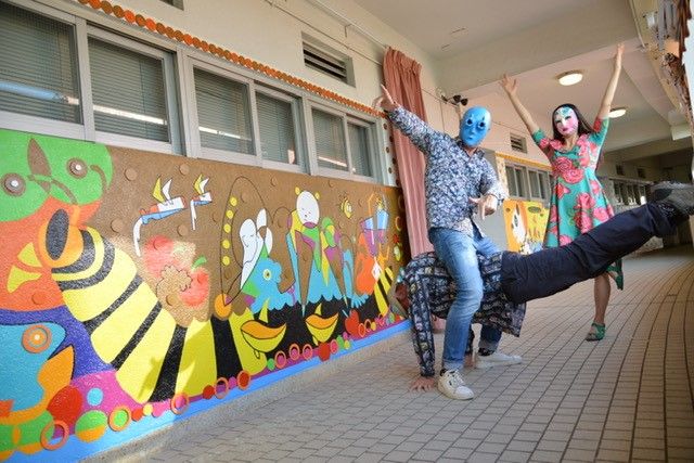 Het project bestaat uit een 6-tal muurschilderingen in de Kei Faat school te Hong Kong.