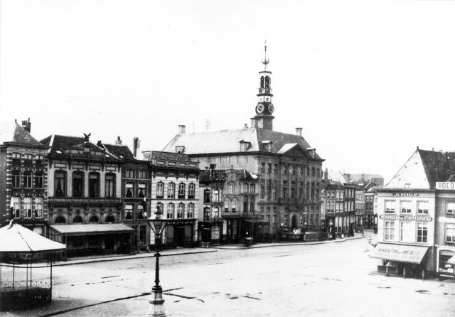 Het Bossche stadhuis waar de geheime vergadering plaatsvond circa 1900