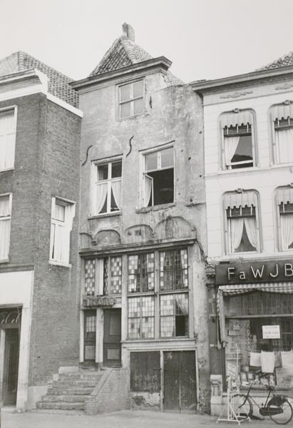 De Moriaan en de winkel van Baudoin Borstelwerken in 1956.
