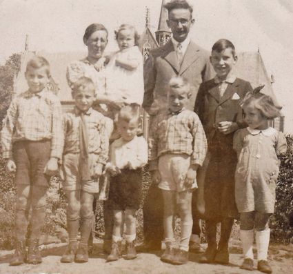 De familie Biemans in 1944, vlak na de bevrijding. Johan draagt het donkere broekpak.