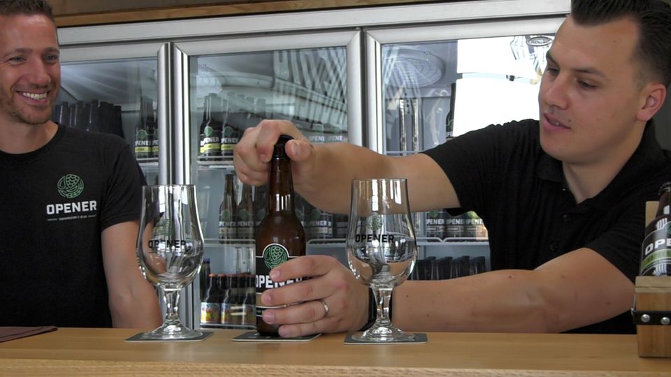 Ondernemers van Opener bier openen een flesje bier.
