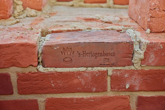 Foto van een steen met daarop het logo van de gemeente 's-Hertogenbosch