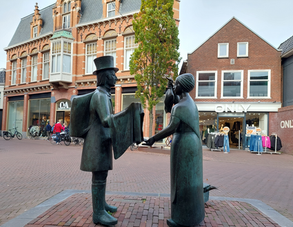 Standbeeld genaamd ‘Lapkepoep en Friese boerin’ op de Wijde Burgstraat in Sneek is een geschenk van C&A. Duitse textielverkopers Clemens en August Brenninkmeijer (stichters van C&A) openden daar in 1841 hun allereerste winkel.