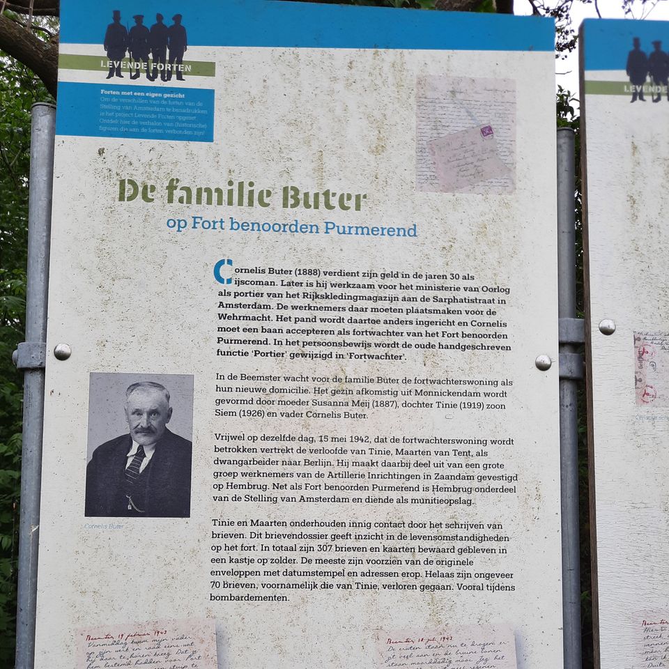 Een foto van het informatiepaneel over de Familie Buter