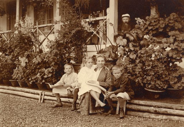 Het gezin Kerkhoven op de veranda van hun woning op Gamboeng, 1896