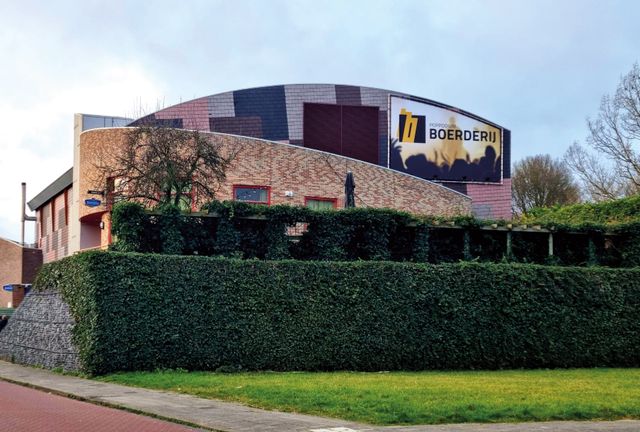 Foto van het gebouw van concerthal Poppodium Boerderij.