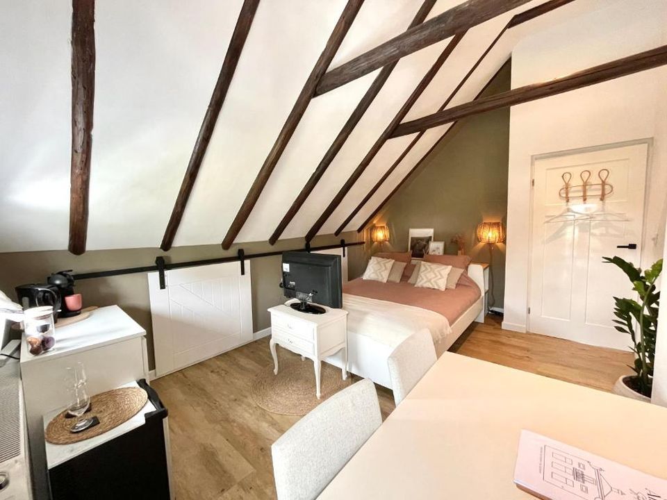 The room is fully equipped, such as a lovely double bed, games, books, a fridge with tasty drinks, plates, cutlery and a television with a chromecast.