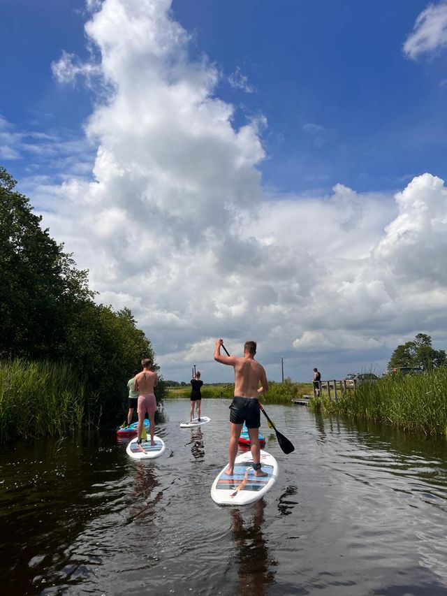 Stand Up Paddle, suppen, is hét uitje voor wie actief bezig wil zijn in de Friese natuur. SUP Tour Friesland verzorgt tourtochten op maat voor familie- of vrienden met verschillende opstapplekken o.a. in het natuurgebied it Bûtenfjild.