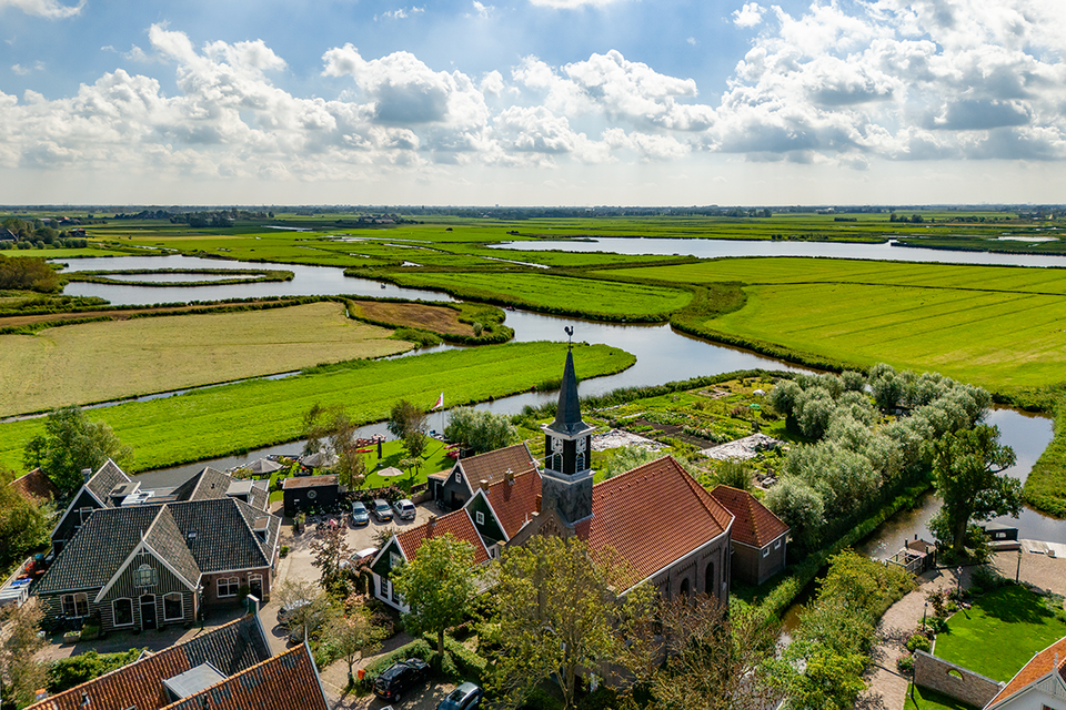 Een prachtige luchtfoto van een dorp en de polder in het Land van Leeghwater (Noord-Holland)