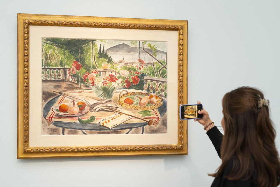 Bezoeker in Singer Laren maakt met haar telefoon een foto van kunstwerk in tentoonstelling La Grande Bleue.