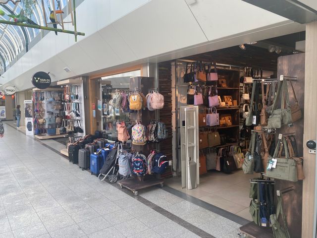 Voor aanzicht van de winkel Van Os waar je veel tassen en koffers ziet staan.