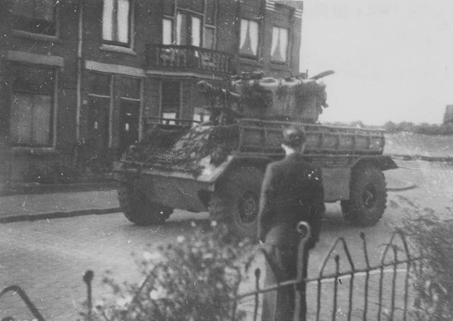 Eerste Britse zware pantserwagen (AEC Mk III Armoured Car) van de Guards Armoured Division, Recce, 2nd Household Cavalry Regiment