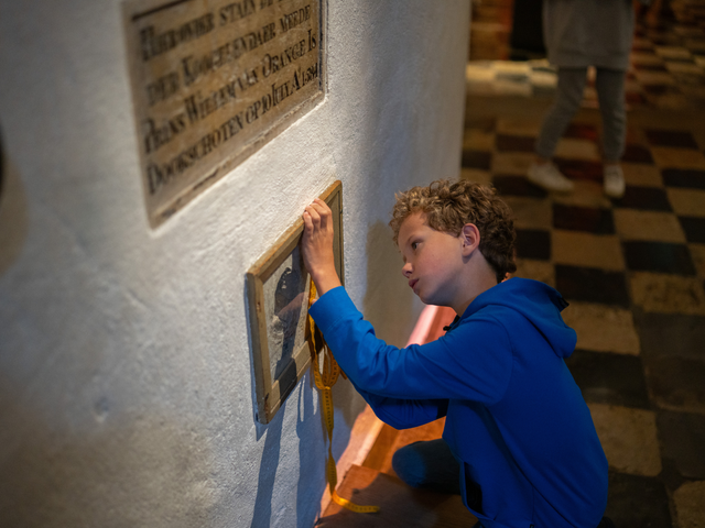 uitblinker Rick jongen 9 jaar in het Museum Prinsenhof Delft bij de kogelgaten van Willem van Oranje