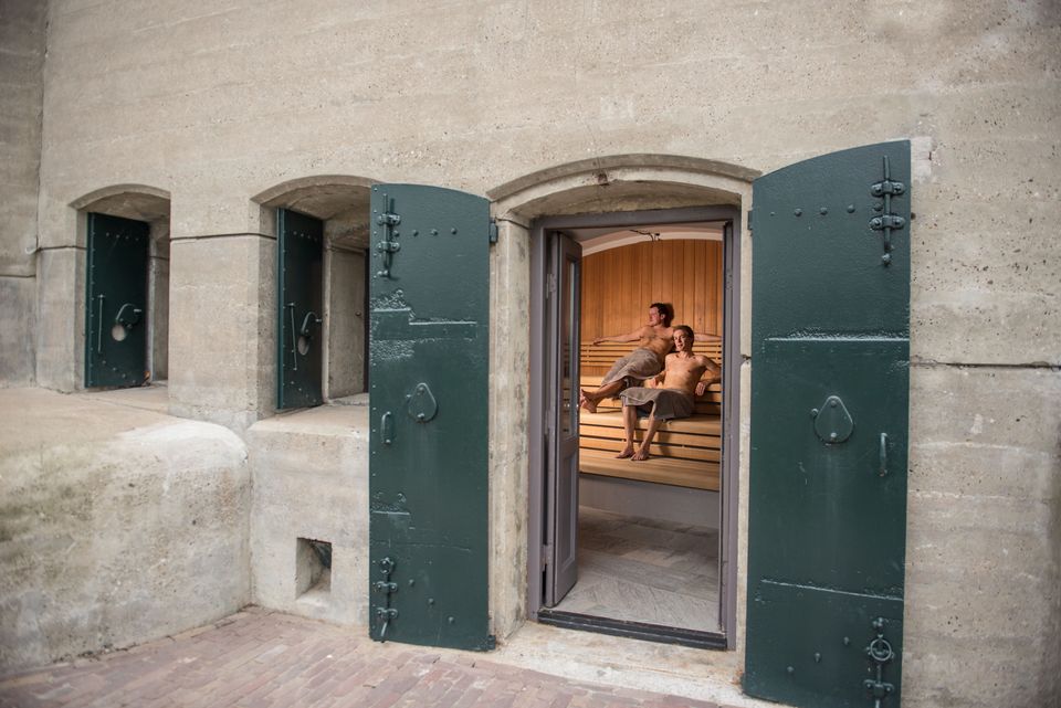 Fort Resort Beemster doorkijk via deur in sauna met daarin twee mensen