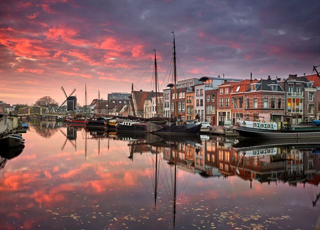 Dichtbij Zoetermeer ligt Leiden. Het is een stad met rijke historie en een winkel- en horeca-aanbod.