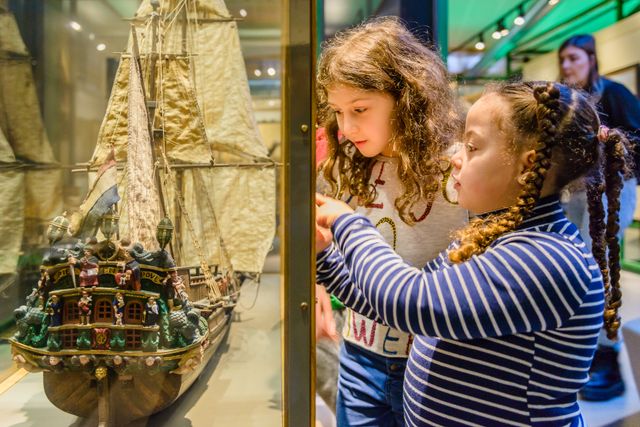 Meisjes die kijken naar een replica van een boot in het Zaans Museum