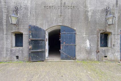 Fort bij Uithoorn openstaande poterndeuren