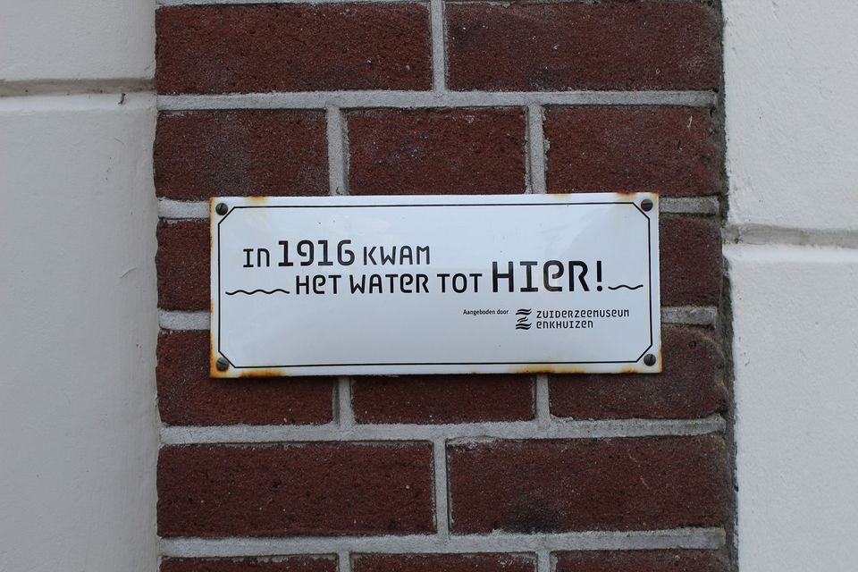 A placard indicating the water level in 1916