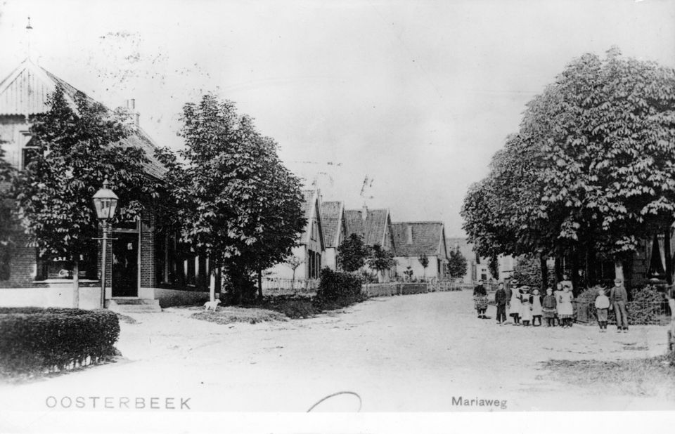 De kruising van de Paul Krugerstraat en de Mariaweg. In het huis links zou de bakkerij van de familie Crum zich vestigen