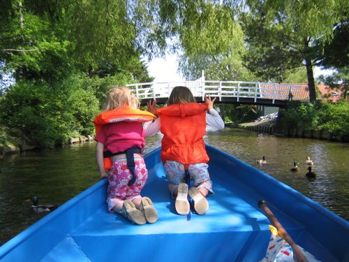 Kinderen in een bootje die aan het varen zijn