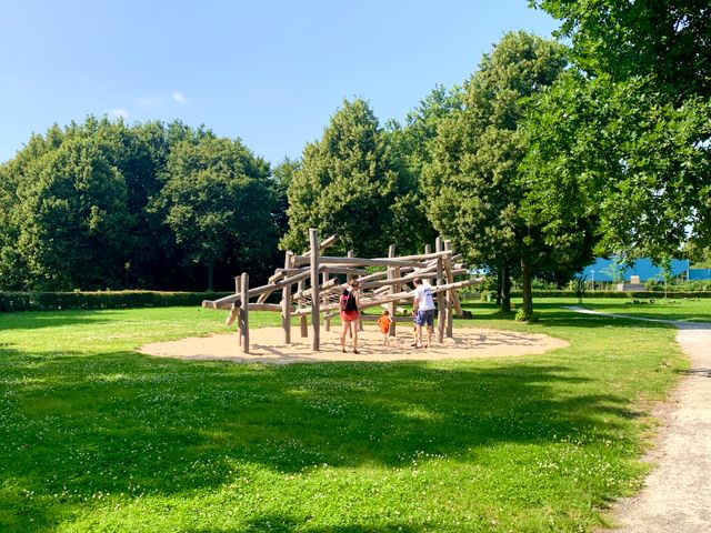 Foto van een houten klimrek in het Burgemeester Hoekstrapark in Zoetermeer.