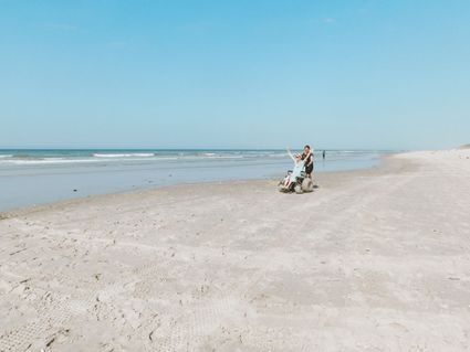 Paar dagen Vlieland strand rolstoel
