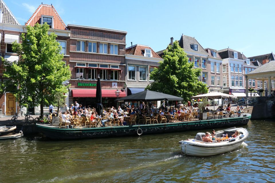 Terrasboot van restaurant Einstein op de Nieuwe Rijn.