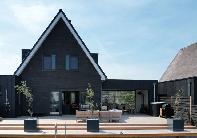 Deze luxe vakantiewoning in Friesland is te huur inclusief sloep, laadpaal en airco. Direct aan het water gelegen met veranda