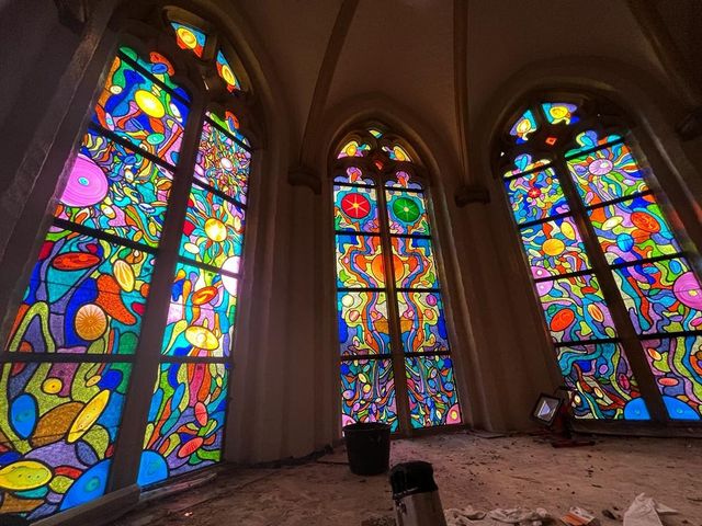 nieuwe glas-in0lood-ramen van Marc Mulders in de Sint-Petrusbasiliek