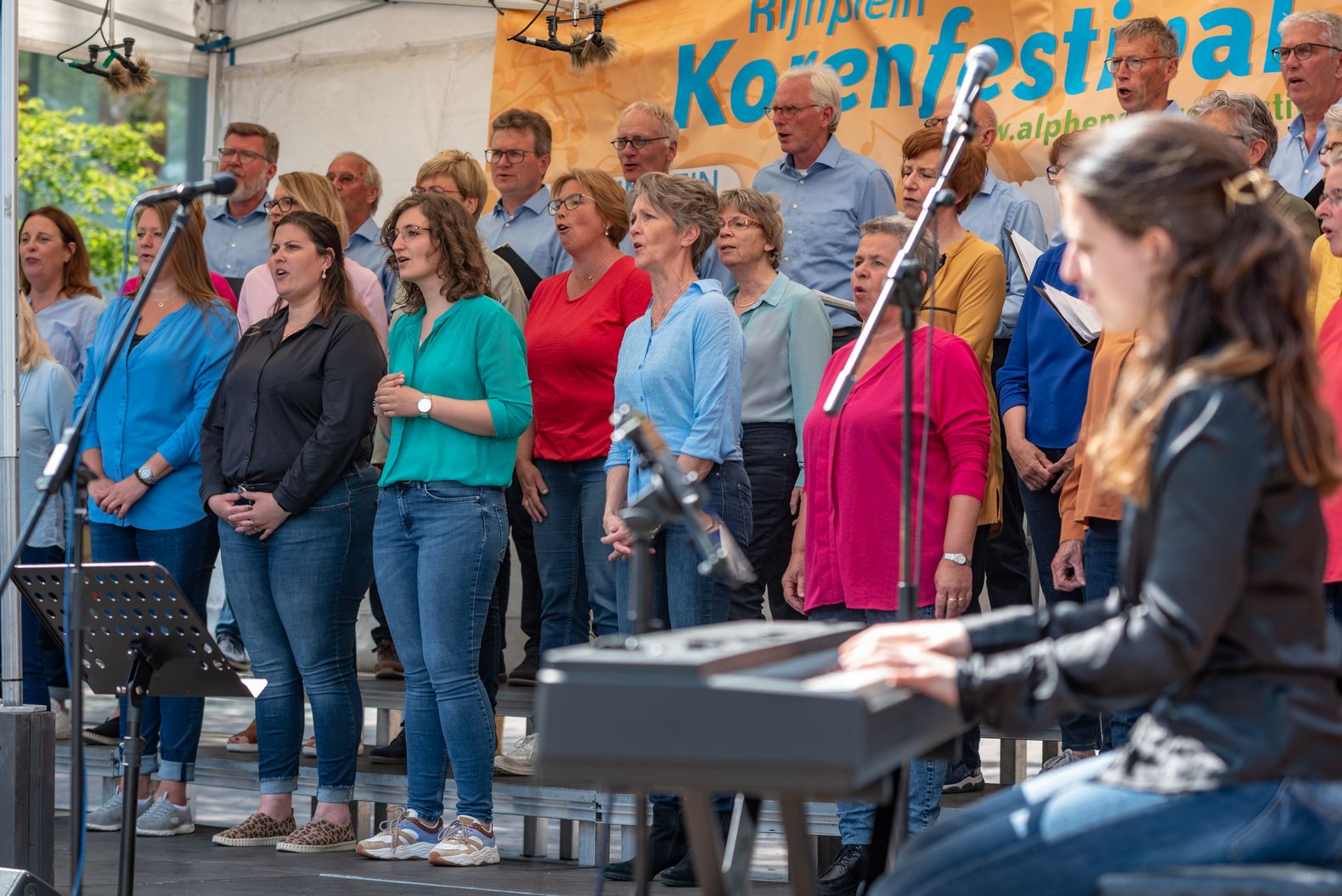 Een koor dat aan het zingen is op het Korenfestival in Alphen.