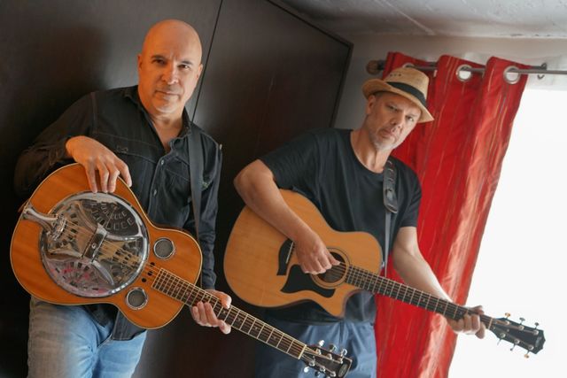 Rob Lutes & Rob MacDonald poseren met hun gitaren