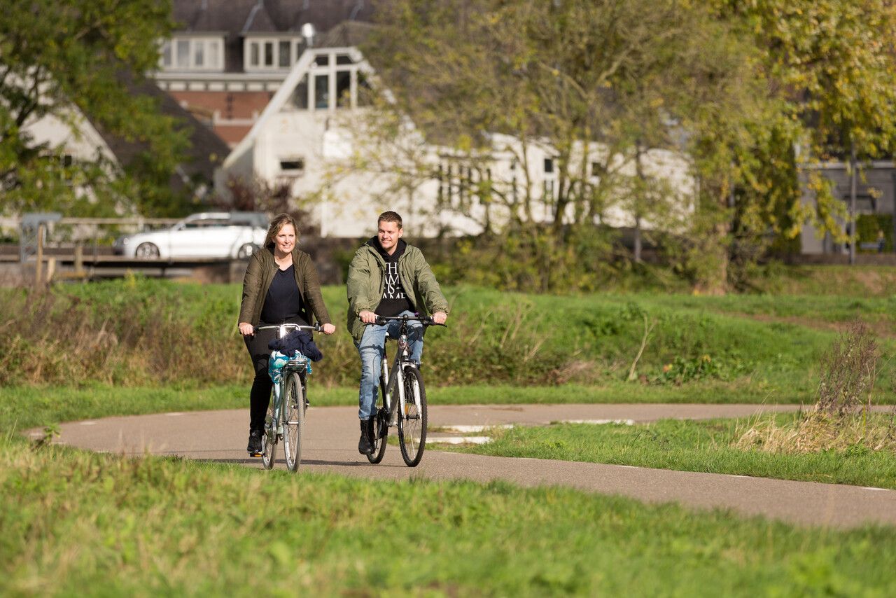 Twee fietsers fietsend in omgeving 's-Hertogenbosch