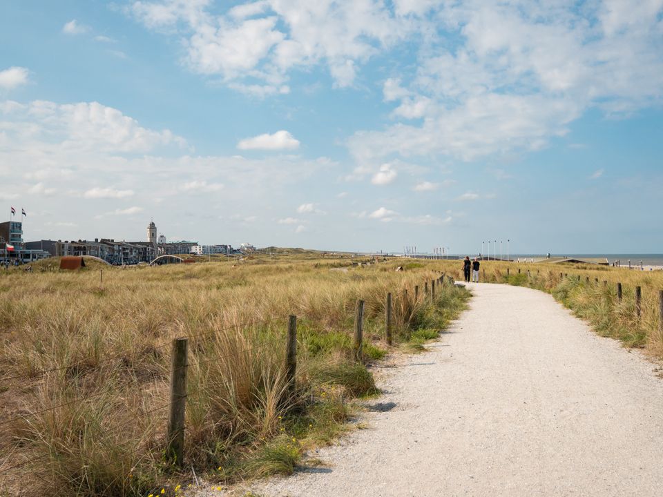 Wandelen in Katwijk aan Zee, door de duinen tussen de Boulevard en het strand.