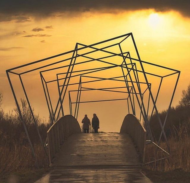 Foto van een brug met vierkante stalen bouwwerken eromheen in het Floriadebos in Zoetermeer.