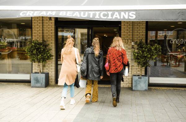 Meiden wandelen naar binnen bij cream beauticians almere centrum