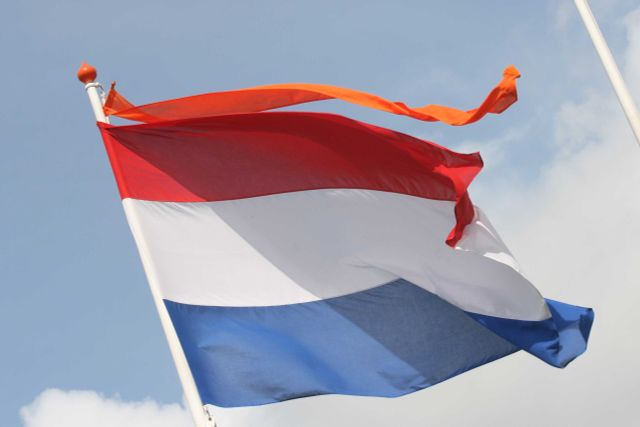 Nationale vlag met oranje wimpel