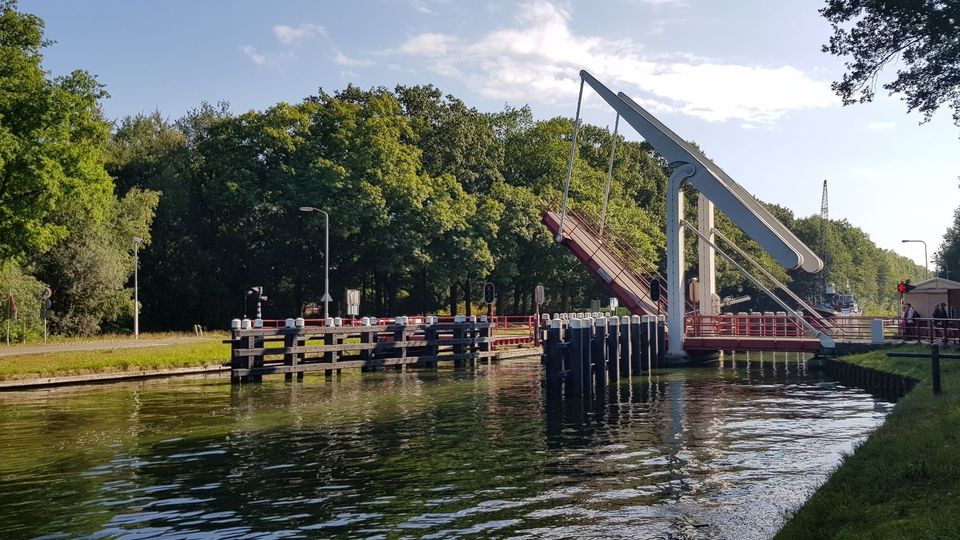 de brug over het Wilhelminakanaal staat open.