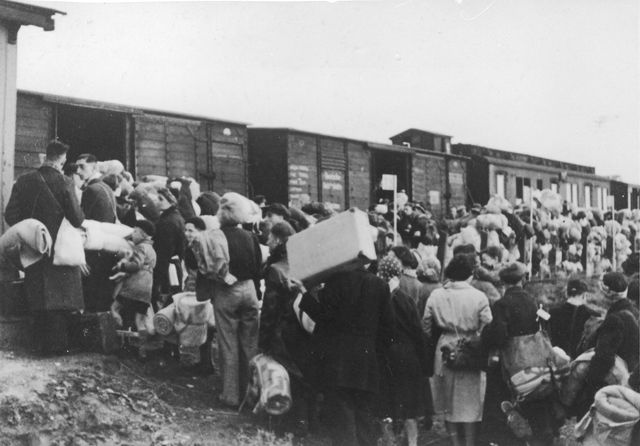 Een historische foto waarop mensen op transport gaan in Kamp Westerbork.